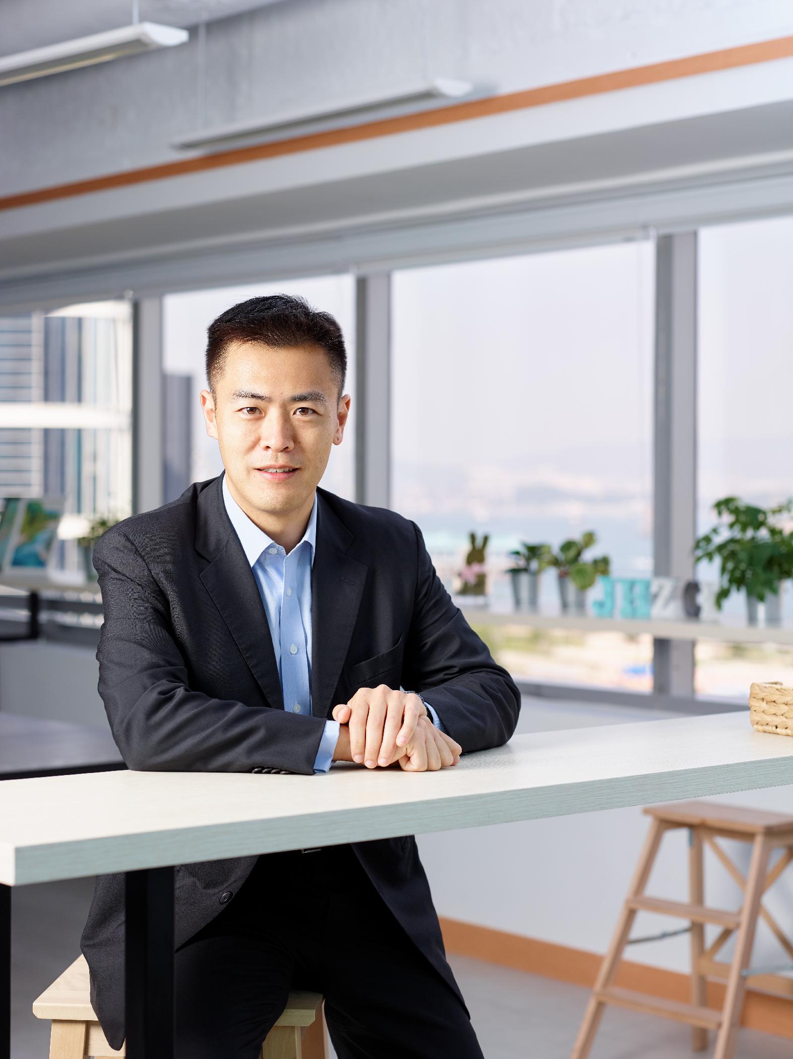 劉鳴煒先生, GBS, JP