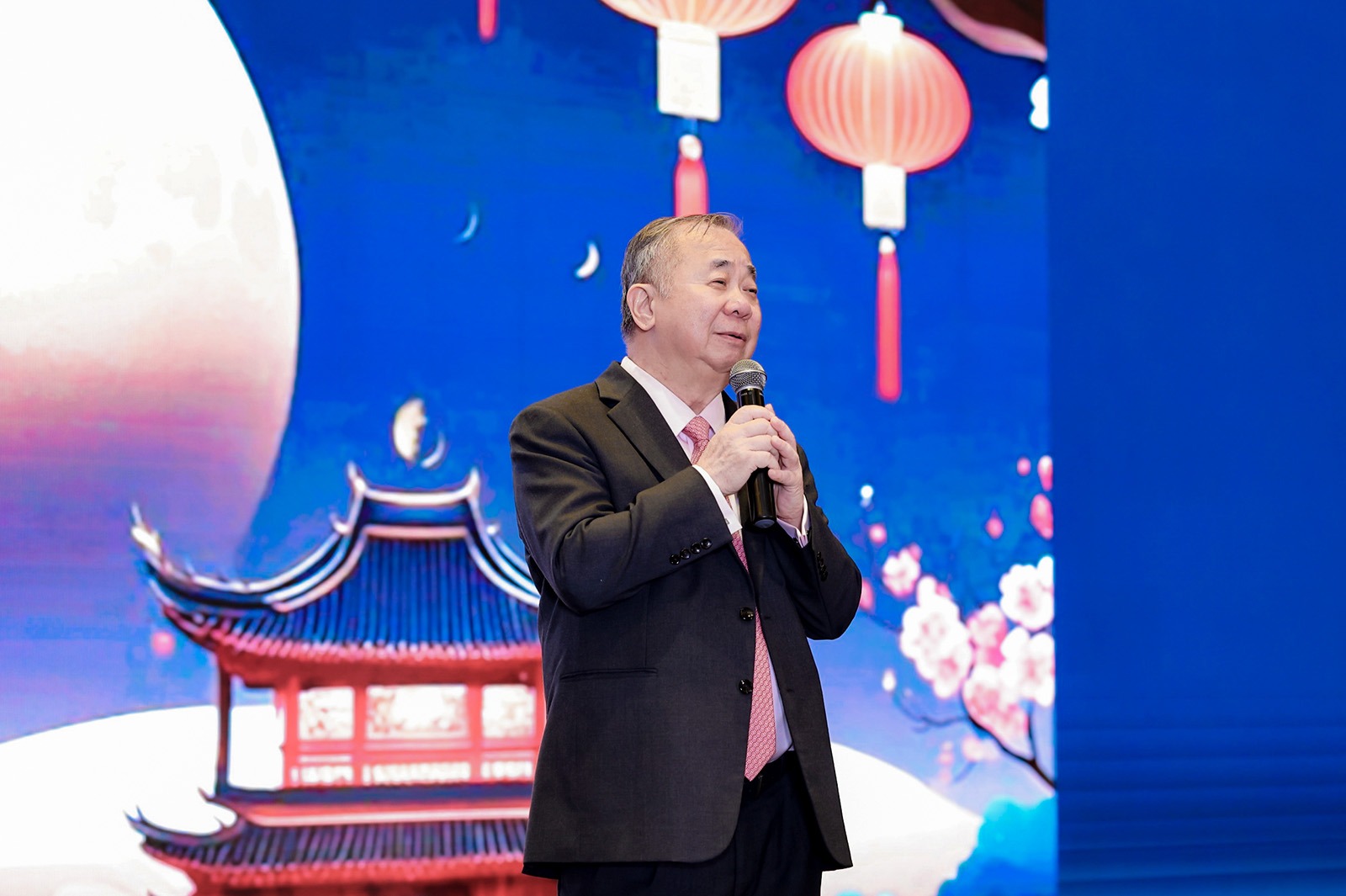 President Boey dedicates the song “The Moon Represents My Heart” as a special gift to the alumni, encapsulating his gratitude for their keen support.