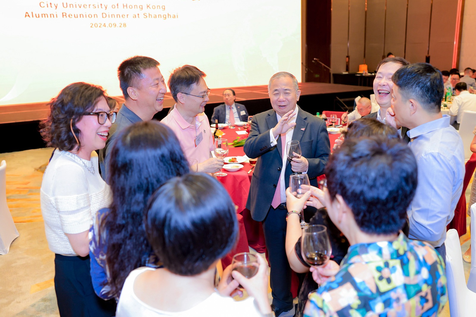 Alumni from various cities in the mainland interact with President Boey at the dinner.