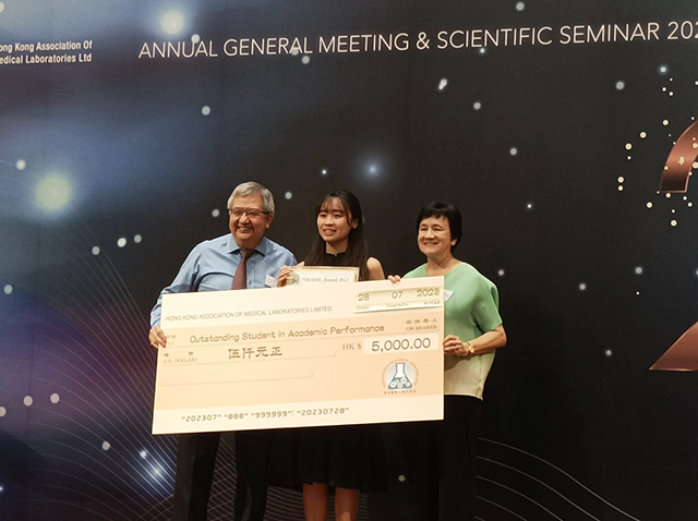 BScBMS Student Miss MAN Wai Ingrid Received Book Prize for the Outstanding Academic Performance