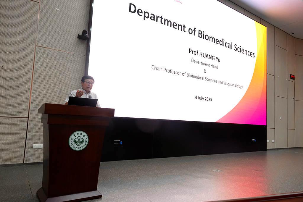 Prof. HUANG Yu, Head of CityUHK Department of Biomedical Sciences, delivers the opening remarks at the Gala.