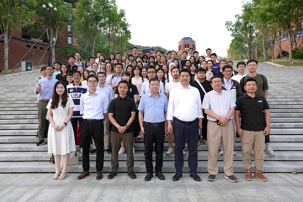 CityUHK and SYSU members gather for a group photo at SYSU Shenzhen Campus.
