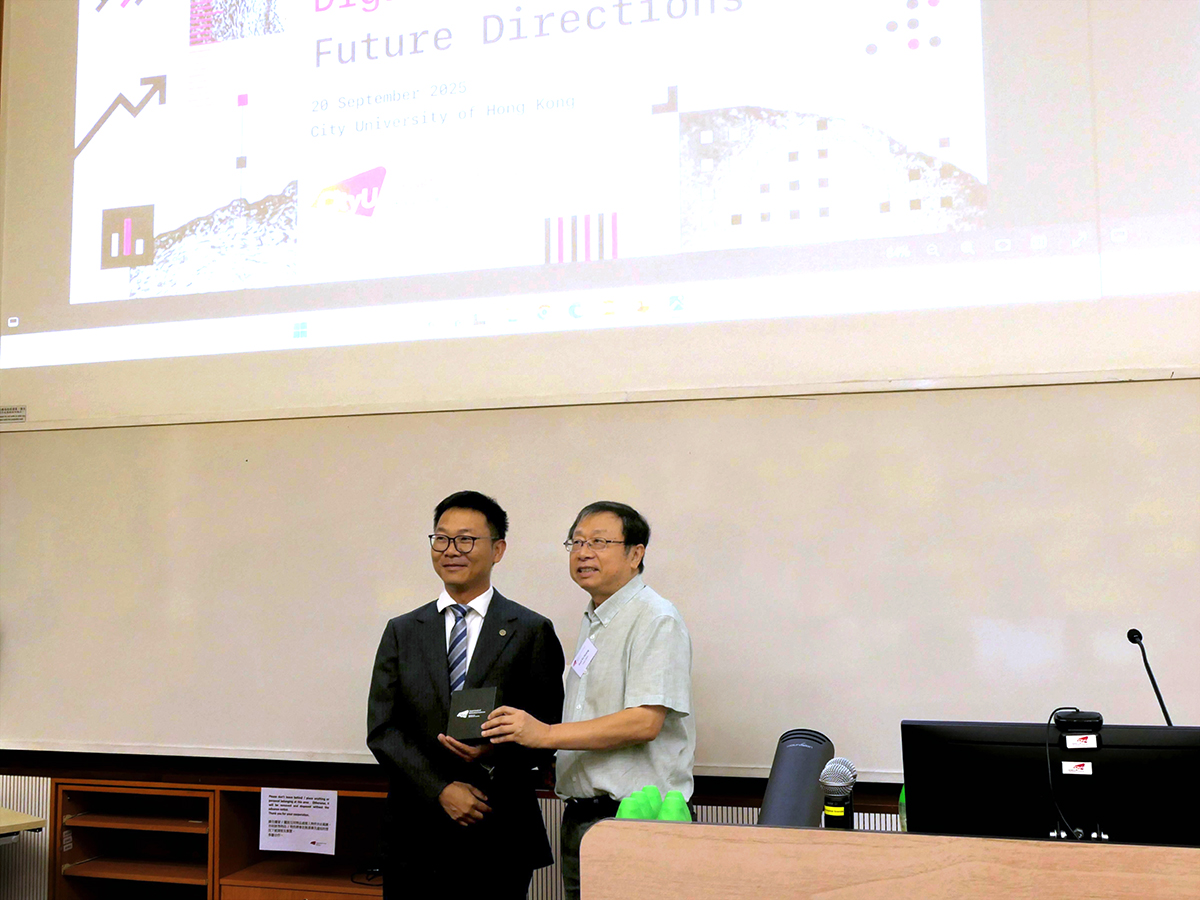 Prof. Yu Huang presents a BMS souvenir to guest speaker Mr Kun Gui.
