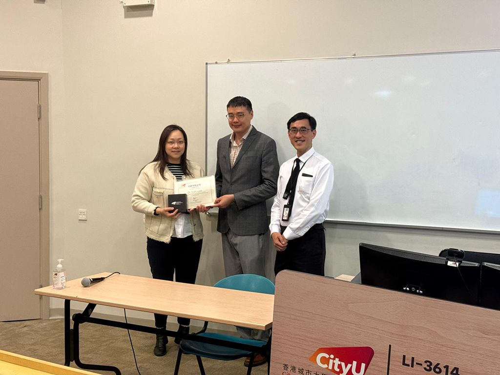 Guest speaker Dr Ivan Lam (centre) receives a certificate of appreciation from Prof. Gigi Lo, Programme Leader of the BSc in Biomedical Sciences (left), and Prof. Savio Szeto, Senior Teaching Fellow (right).