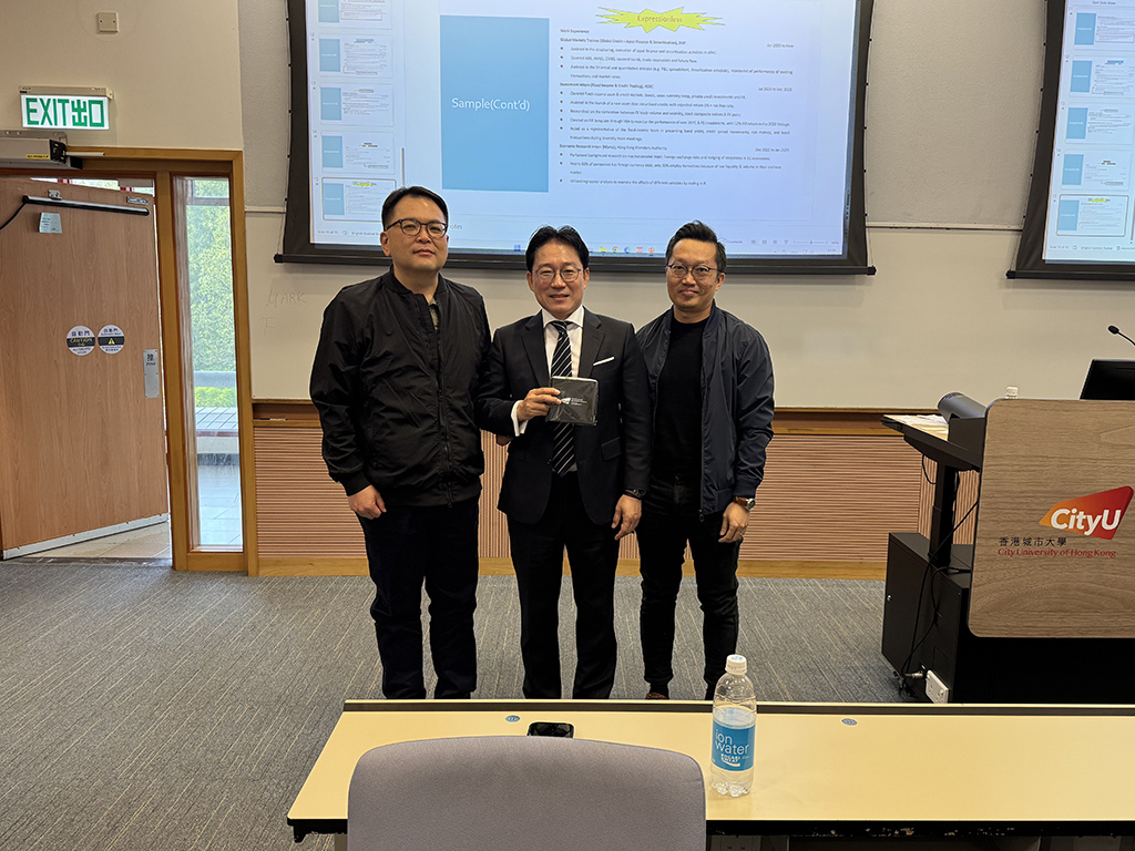 Mr Alex M. S. Chang receives a souvenir from Prof. Kingston Mak (right), Programme Leader of the BSc in Biological Sciences, and Prof. Kiwon Ban (left), Deputy Programme Leader.