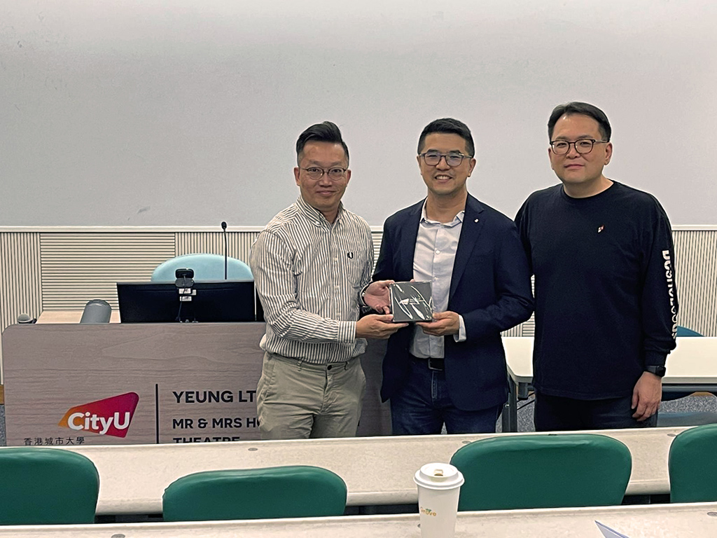 Dr Patrick Lam receives a souvenir from Prof. Kingston Mak (left) and Prof. Kiwon Ban (right), leaders of the BSc in Biological Sciences.