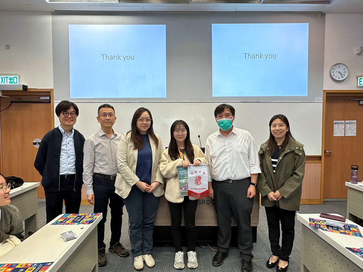 Representatives from Carmel Secondary School present a token of appreciation to Dr Beymier Han K. C. (second from left) and Professor Gigi Lo (third from left), BMS Associate Professor and Associate Dean (Undergraduate Education) of College of Biomedicine.