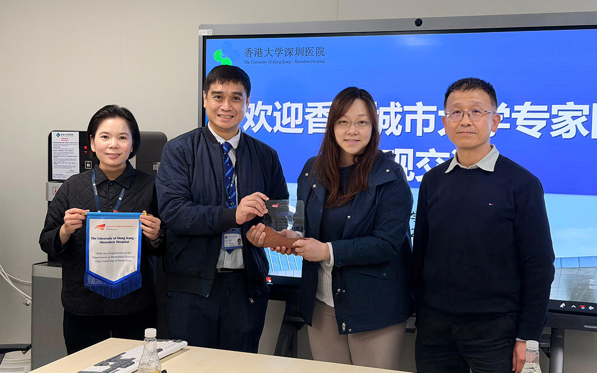 Prof. Gigi Lo (second from right) and Dr Kam Chu Han (right) present a token of appreciation to Hong Kong University Shenzhen Hospital.