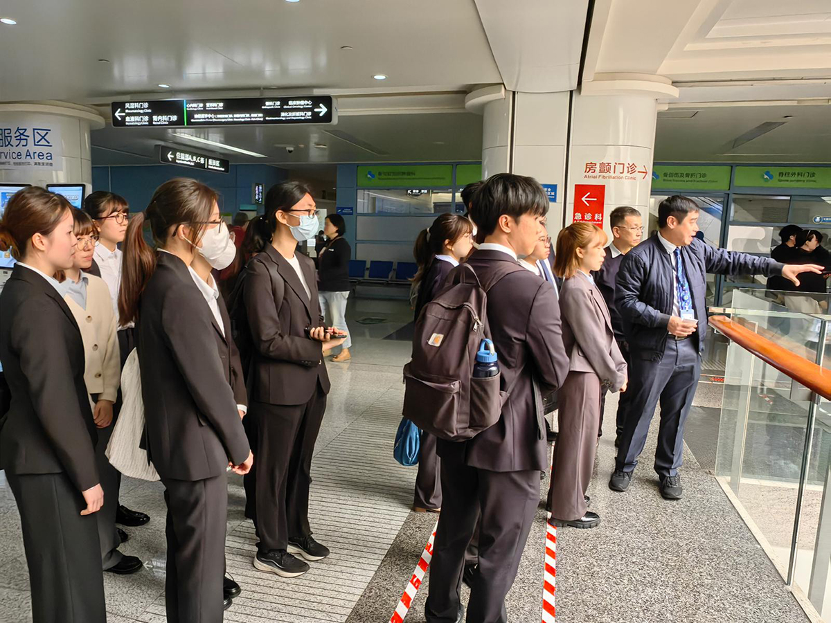 Students listen to professionals explaining key laboratory operations during the guided tour.