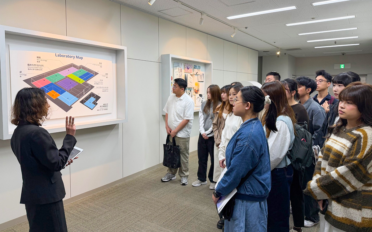 Students attend an introductory briefing on Sysmex's state-of-the-art laboratory layout and research facilities.