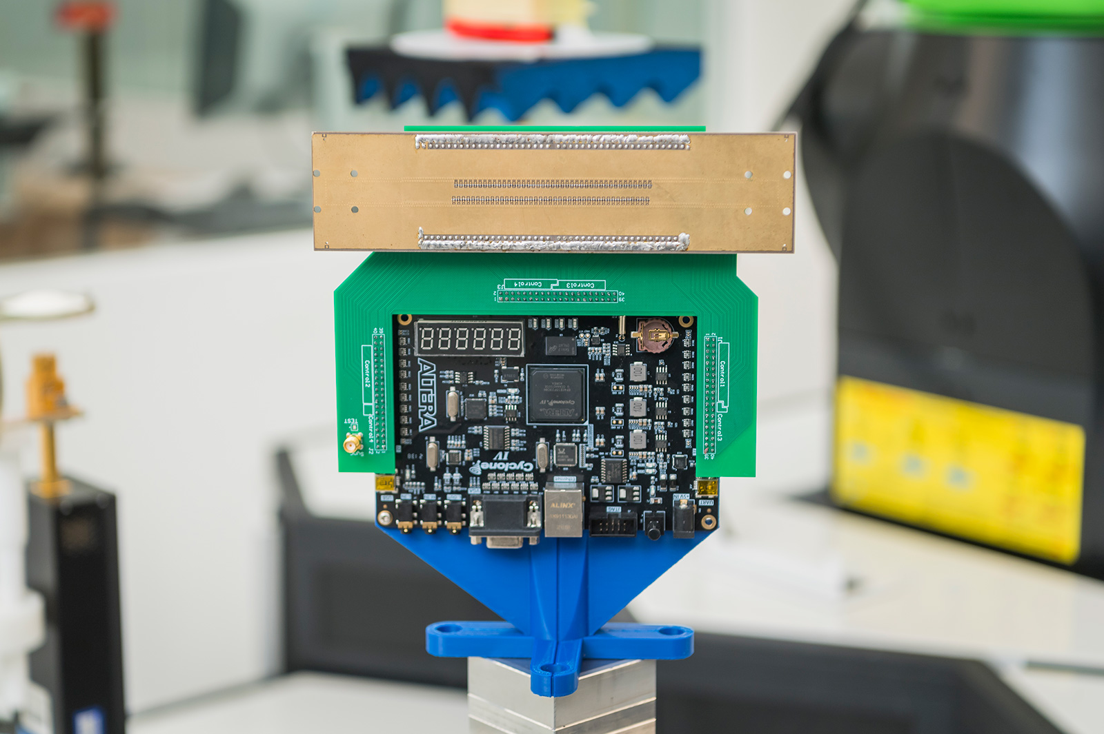 The antenna can simultaneously generate and control multiple frequency components through software that enhances the efficiency and capabilities of wireless communication systems.