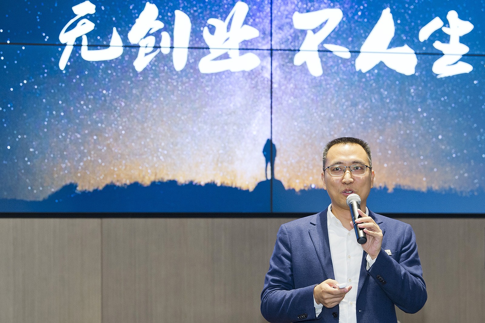 Dr Huang talked about his experience in the sharing session.