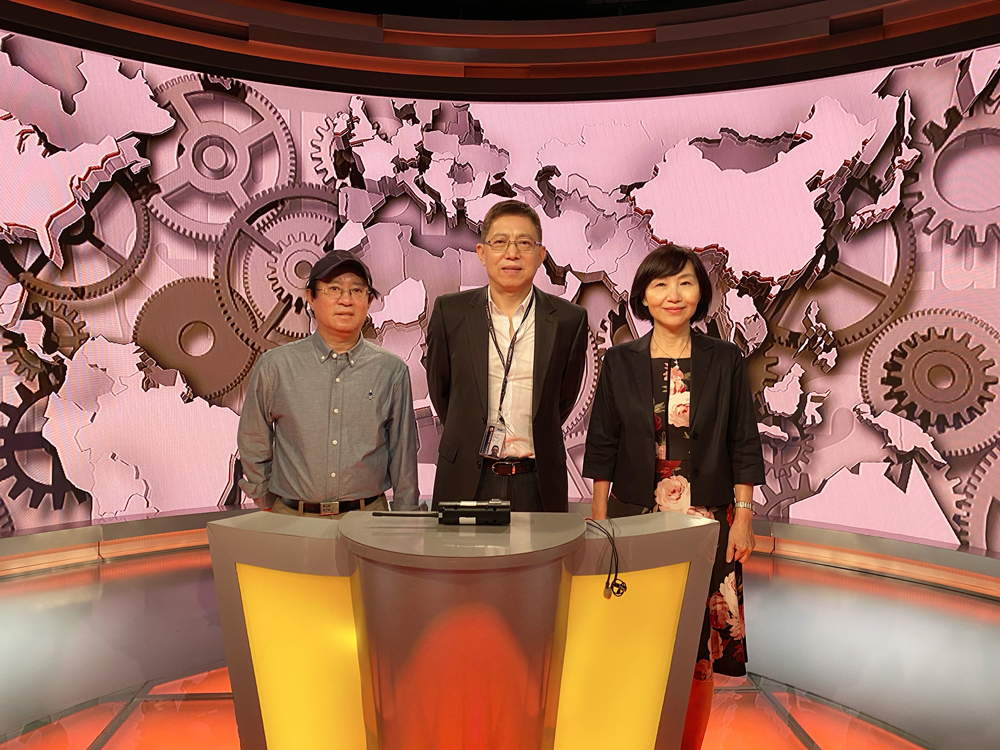 Prof. Yu-li LIU, Dr. Joe HE, and the TO staff of COM paid a visit to Phoenix Satellite Television Station
