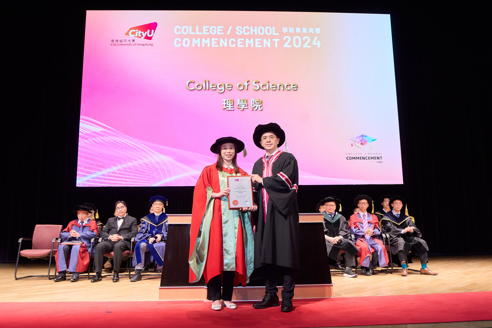 The College of Science Teaching Excellence Award was presented to Prof. Lo Pik Kwan Peggy (left) by CSCI Dean Prof. Xin Wang (right). 