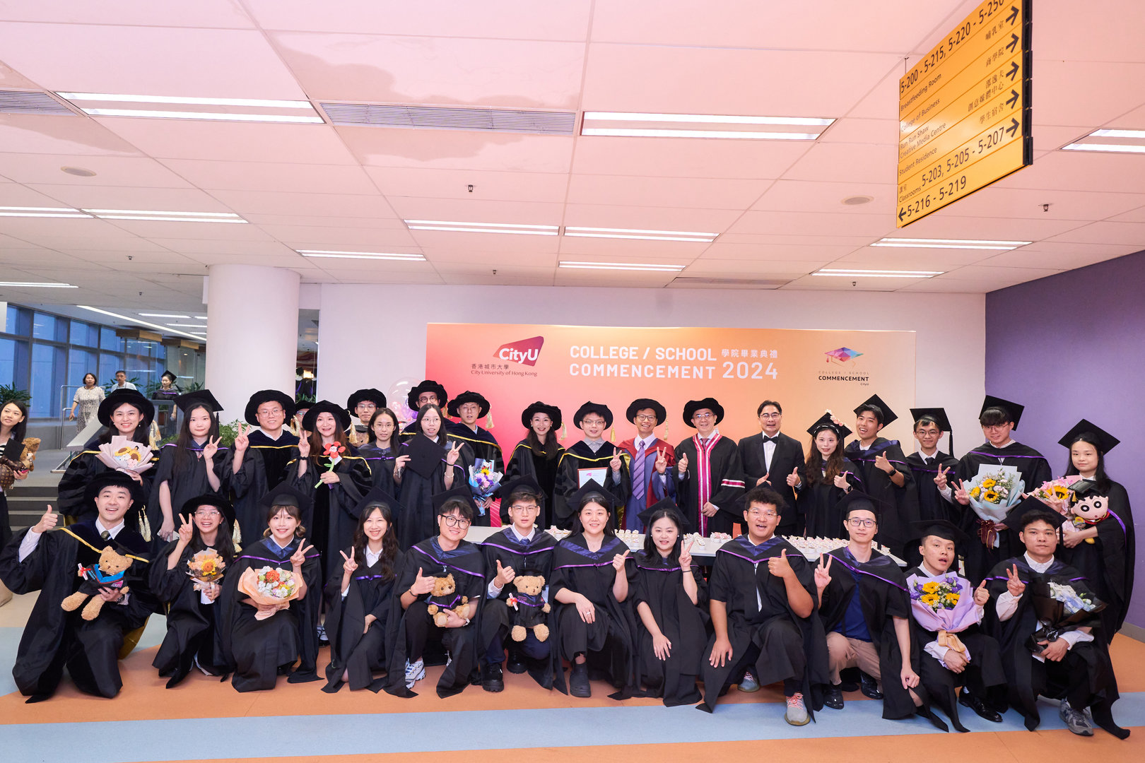 Graduates of the Department of Chemistry and faculty members.