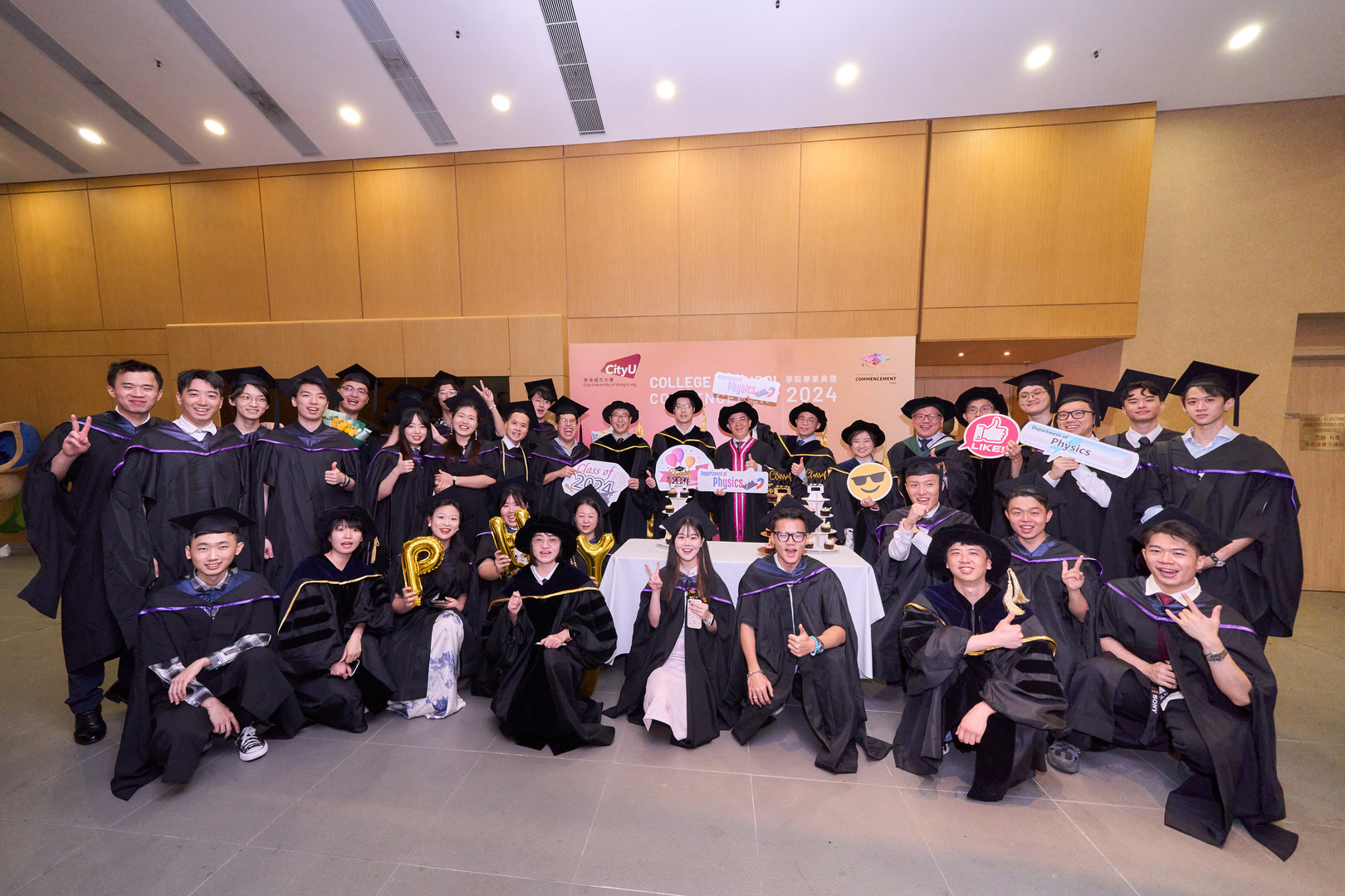 Graduates of the Department of Physics and faculty members.