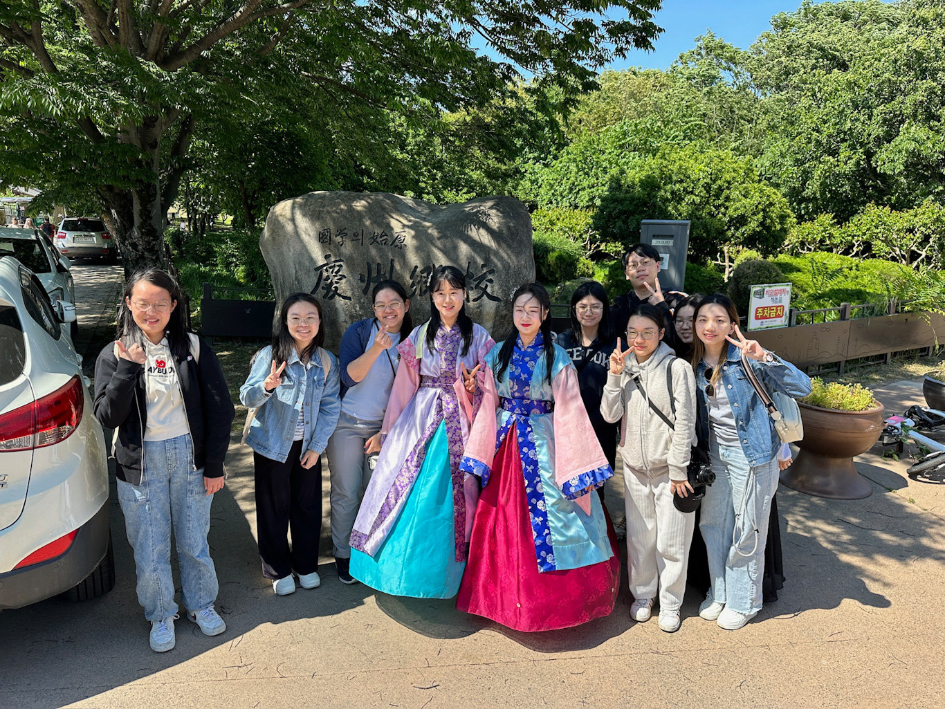 Group20photo20with20Korean20girls20wearing20hanbok20of20Silla20dynastyedited