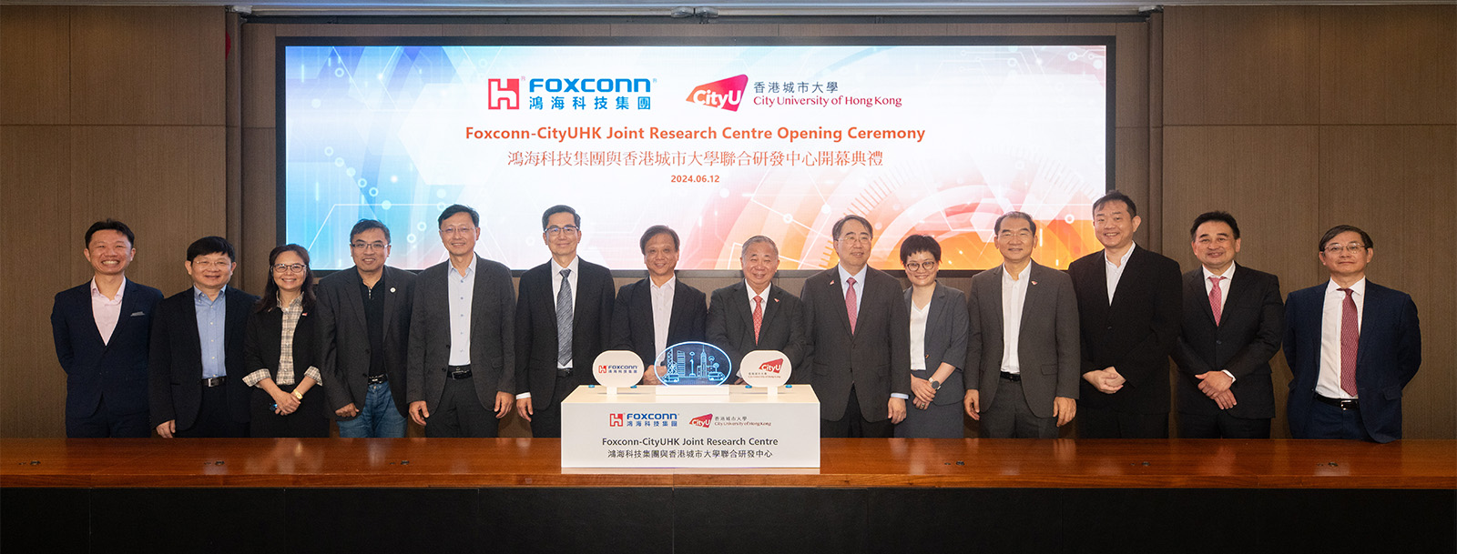 Attending the opening ceremony of the Foxconn-CityUHK Joint Research Centre are President Boey (seventh right), Dr Lee (seventh left), CityUHK representatives and the Hon Hai Research Institute delegation.