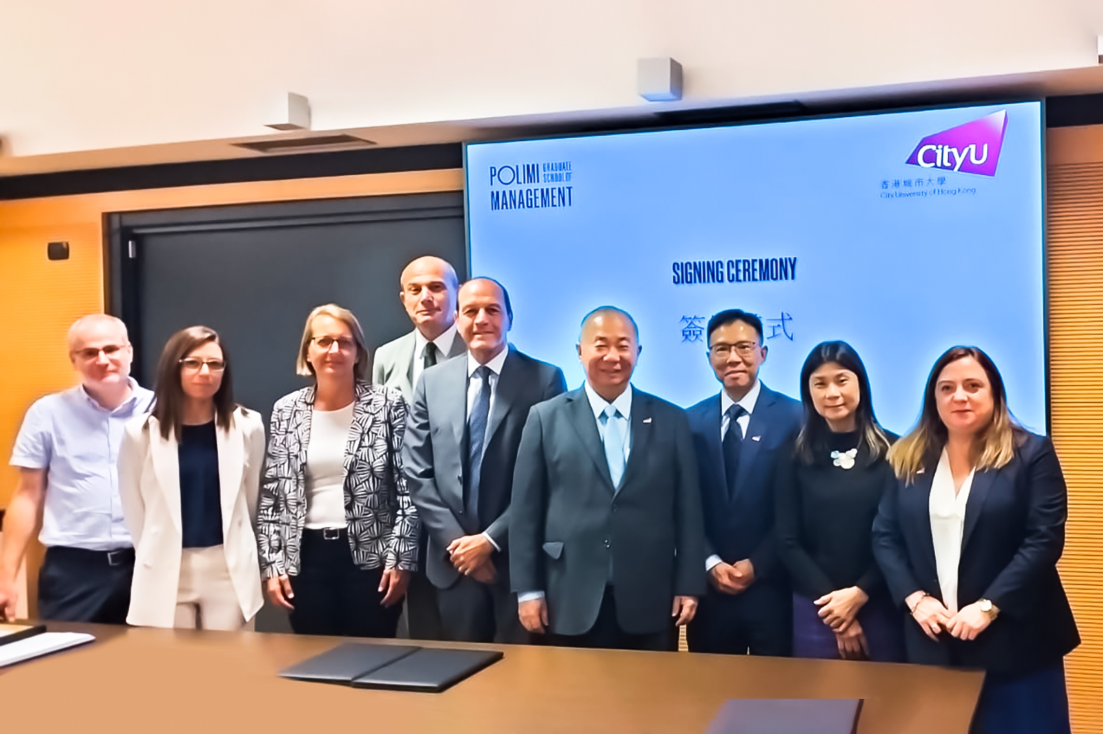 梅校長（右四）、Chiesa教授（右五）、城大代表團成員和米蘭理工大學管理研究生院的教學人員出席合作備忘錄簽約儀式。