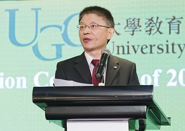 Professor Feng thanks CityU colleagues for turning the DEC into reality. 
