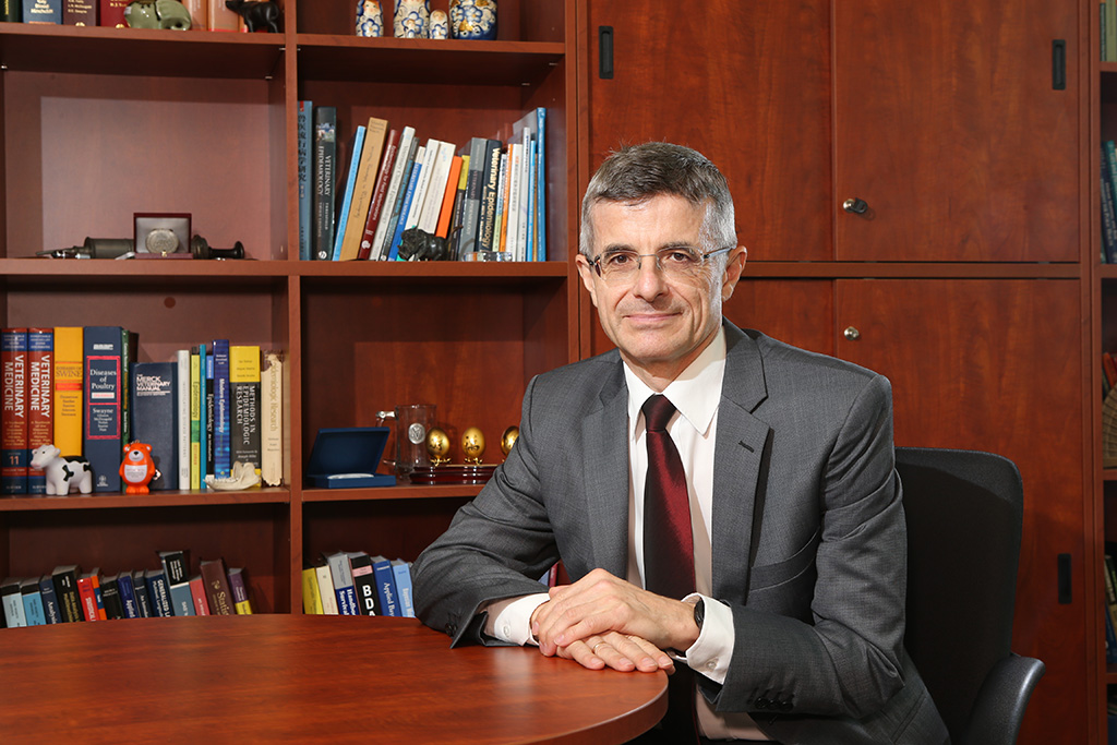 CityU expert in veterinary epidemiology granted Lifetime Achievement Award 
