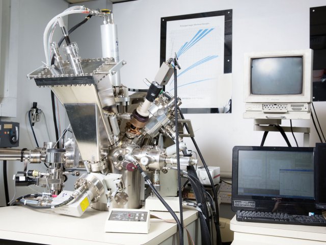 Scanning Auger and XPS (PHI Model 5802)