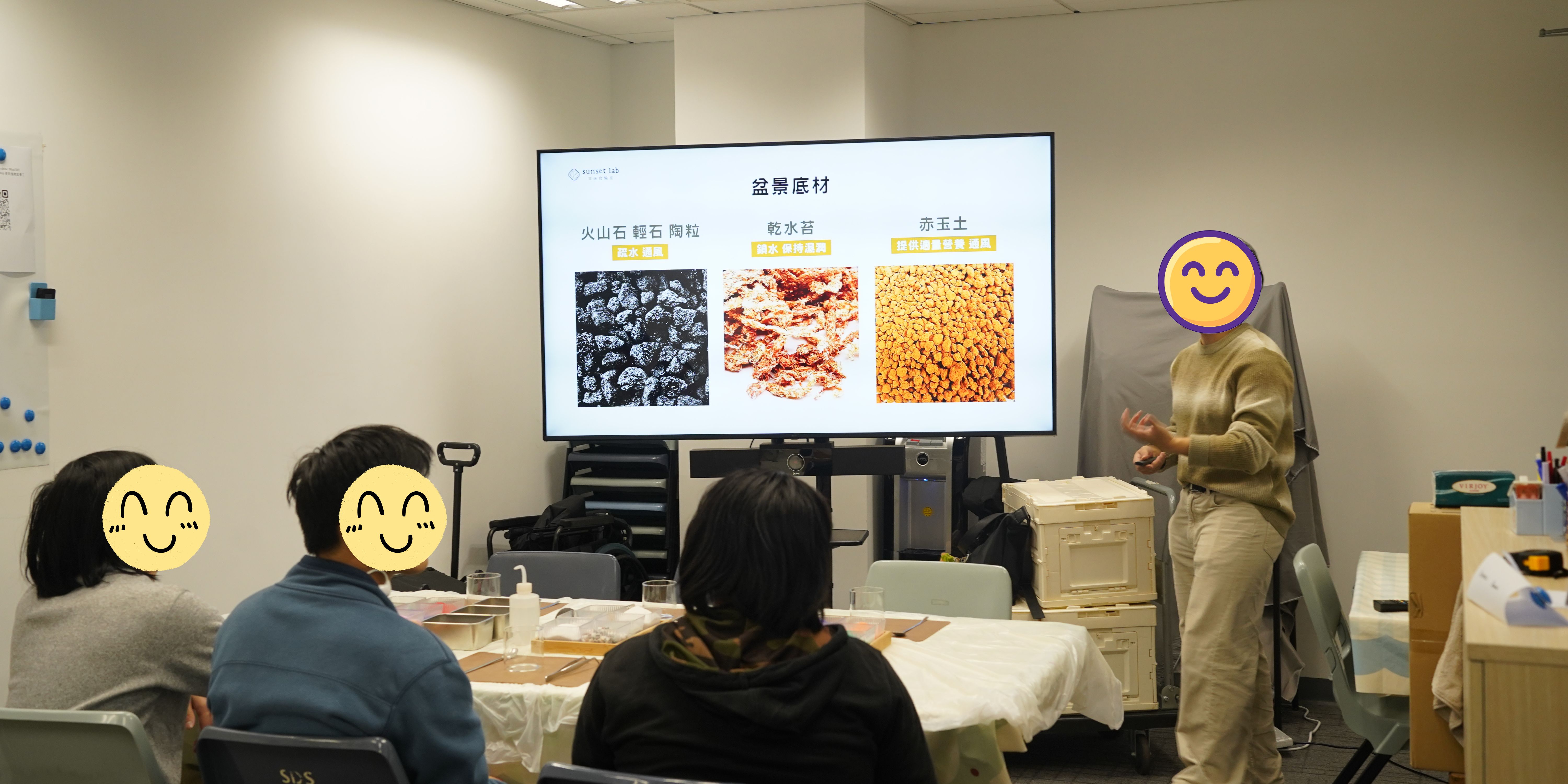 The trainer was introducing the steps to create the Succulent Bonsai.導師正在介紹製作多肉盆景的步驟。