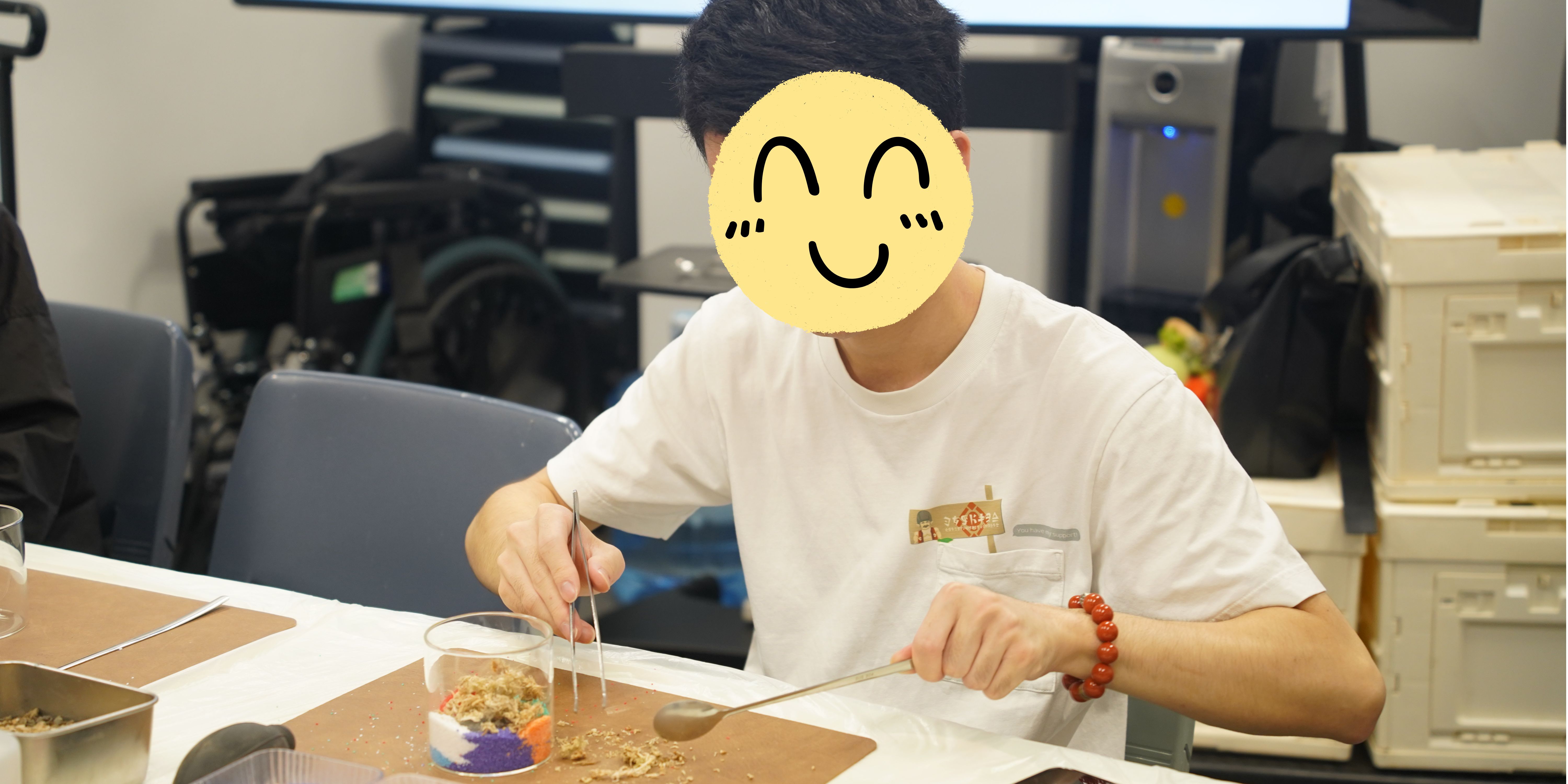 The student was making their own Succulent Bonsai. 學生正在製作自己的多肉植物盆景。