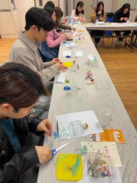 The students were making Herbarium LED night lamp.
