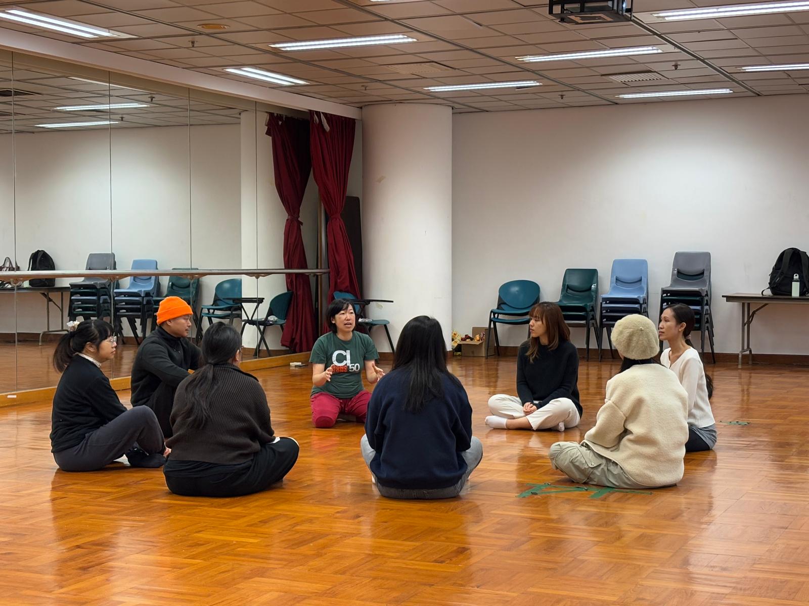 The dance teacher was introducing the background and history of contact improvisation.