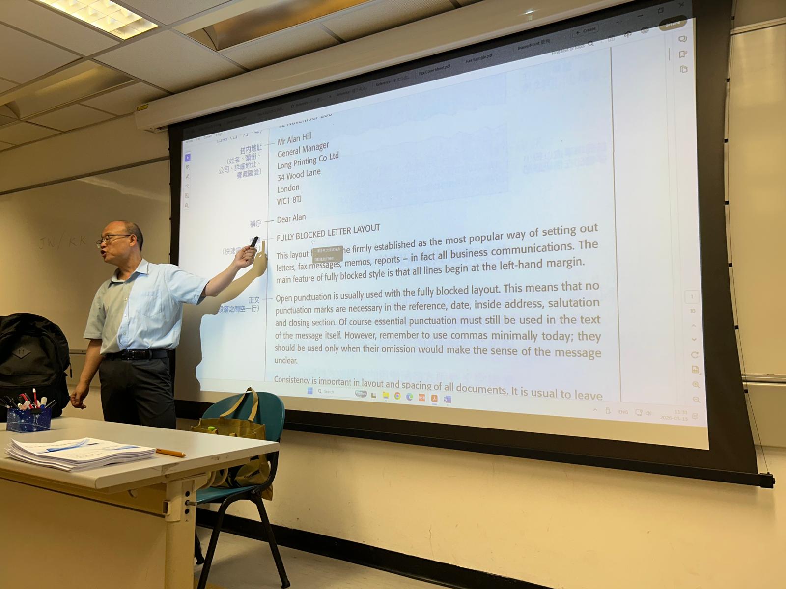 The instructor was teaching the students on the English Business Email writing.導師正在教導學生如何撰寫英文商務電子郵件。