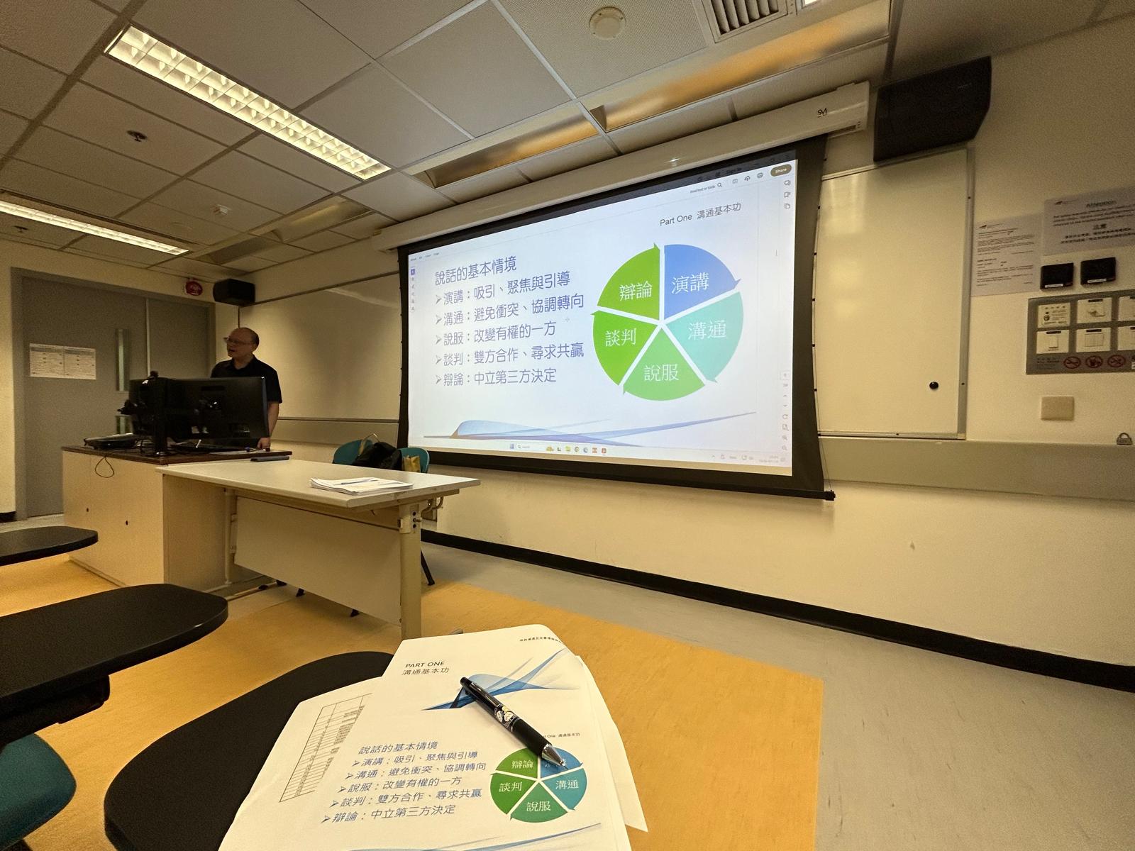 The instructor was teaching the students on the art of communication. 導師正在教導學生溝通的藝術。