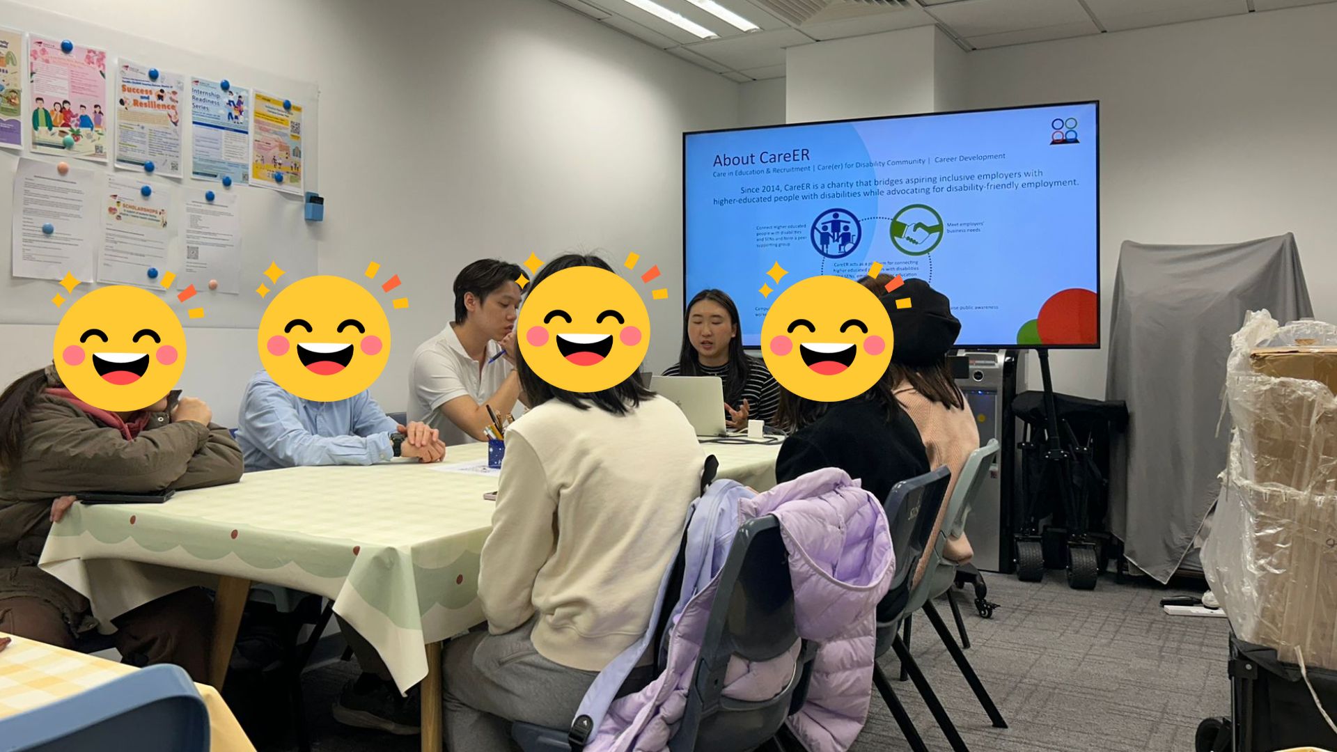 CareER was introducing themselves. CareER 正在自我介紹。