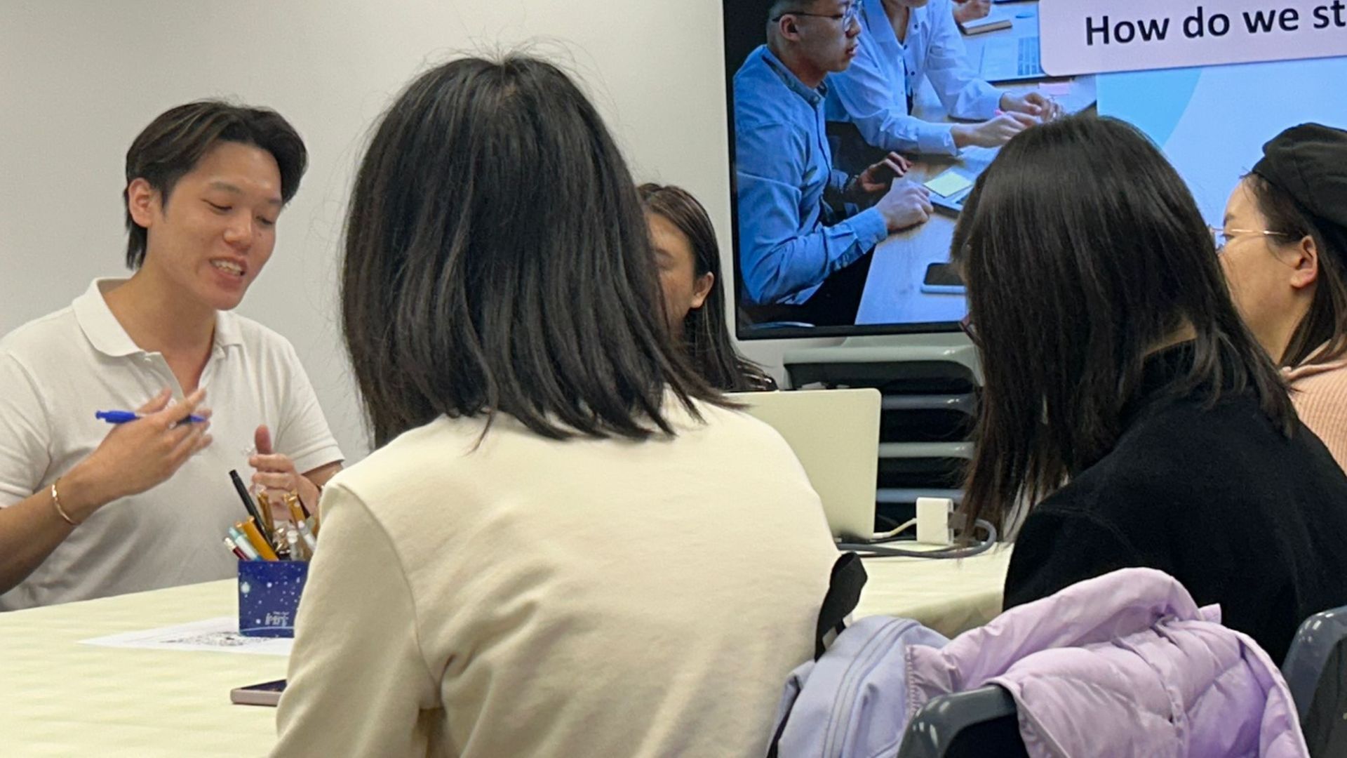 The guest speaker was sharing the strategies to cope with ADHD.嘉賓分享應對過動症的策略。