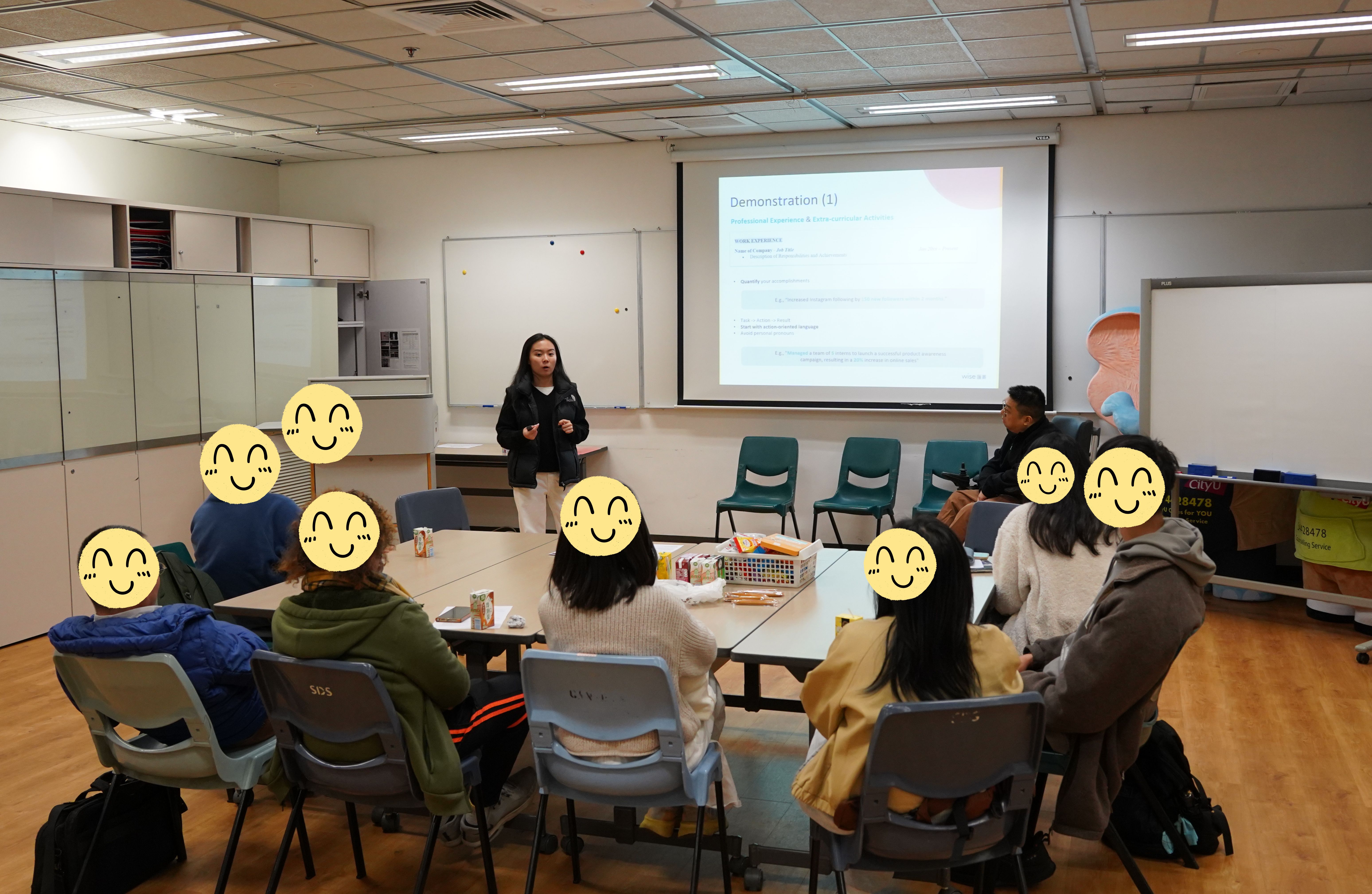 Students were engaged in group discussion.  學生們正在進行小組討論。
