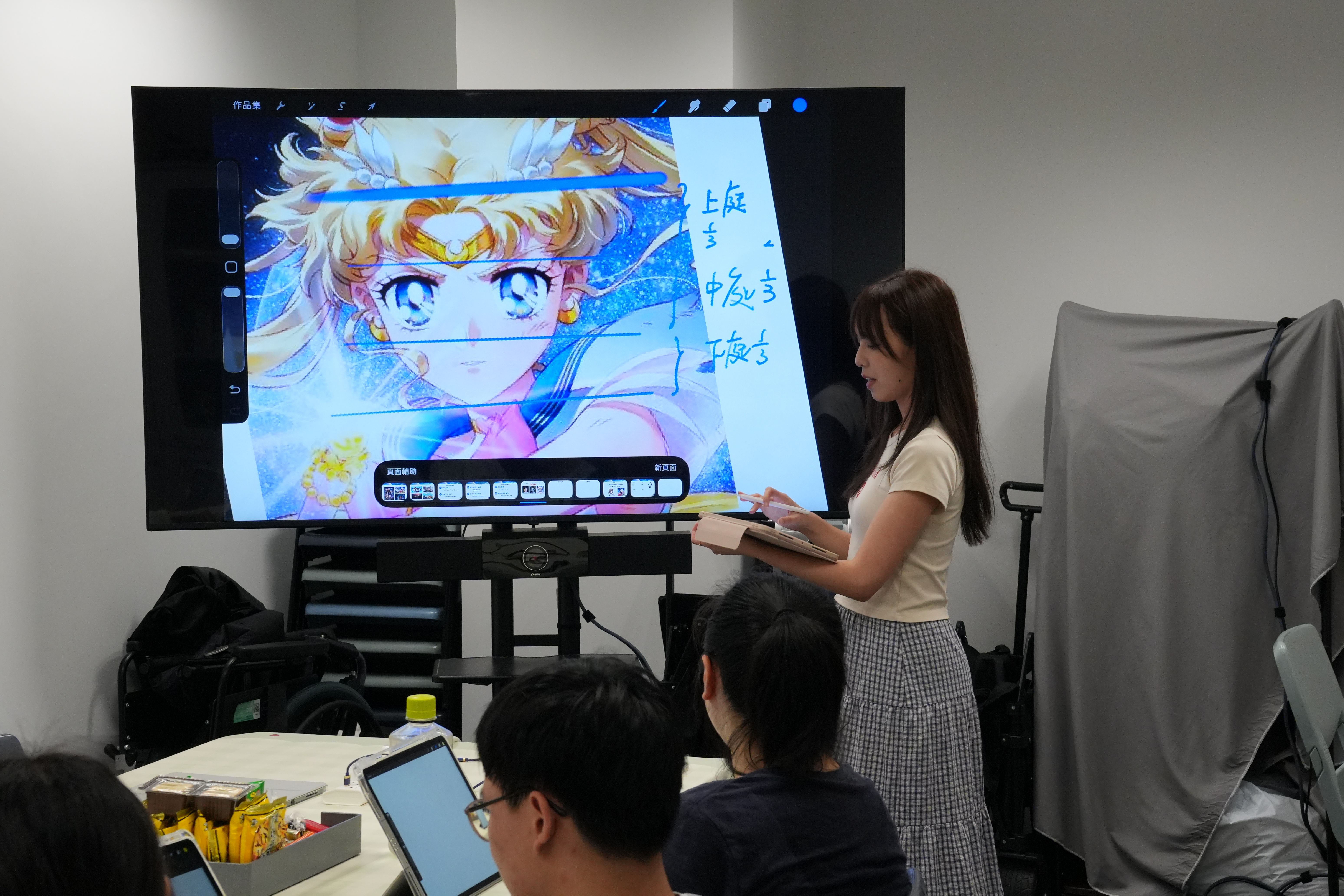 The instructor was teaching the students on the facial golden ratio.導師正在為參加者講解臉部黃金比例。