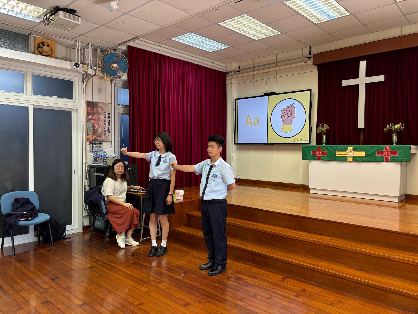 The deaf students were teaching CityUHK students sign language.