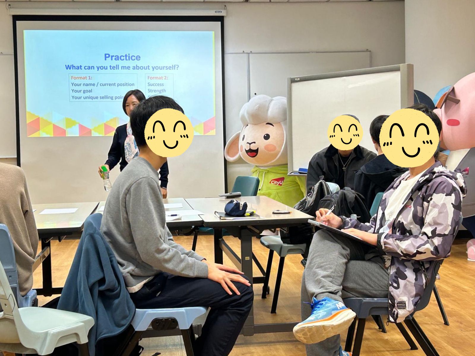 The participants were engaged in mock interview. 參與者進行了模擬面試。