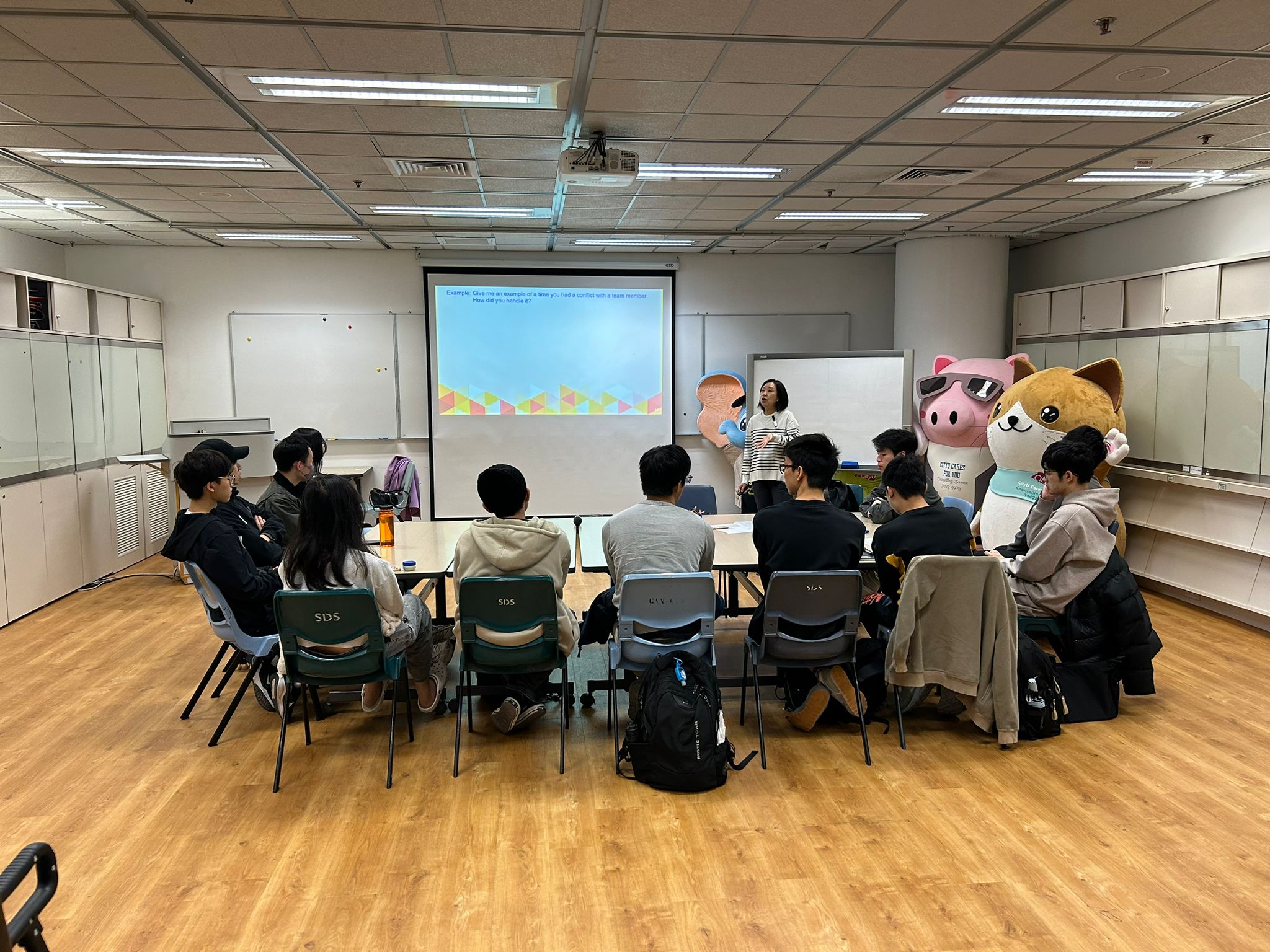 The participants were engaged in group discussion. 參與者們進行了小組討論。