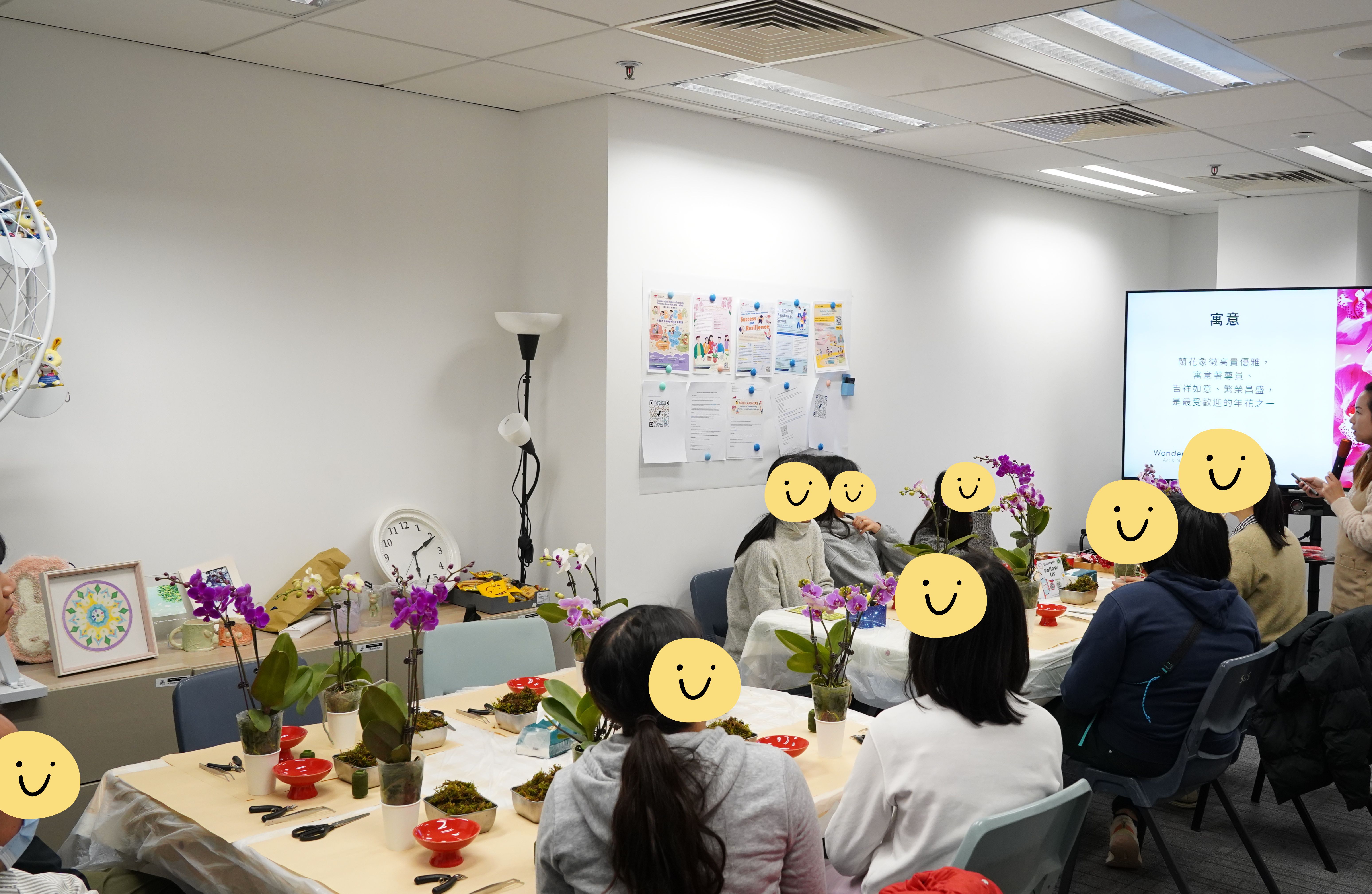 The instructors were explaining the implication of orchid in Chinese New Year to the participants.導師正在向學員們講解蘭花在中國新年的象徵意義。
