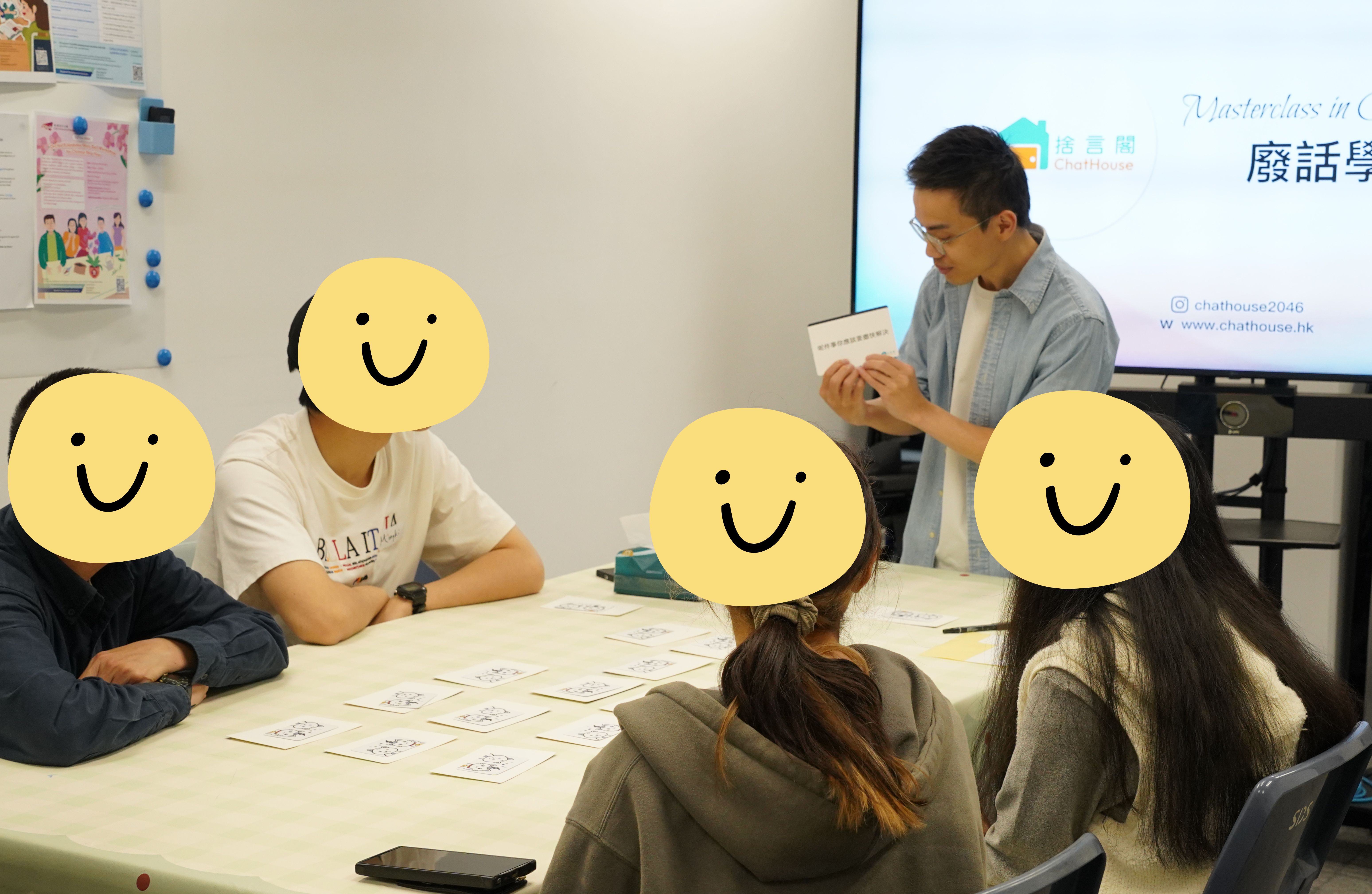 The instructors were introducing the rules of card game. 戍he instructors were introducing the rules of card game. 導師正在講解紙牌遊戲的規則。