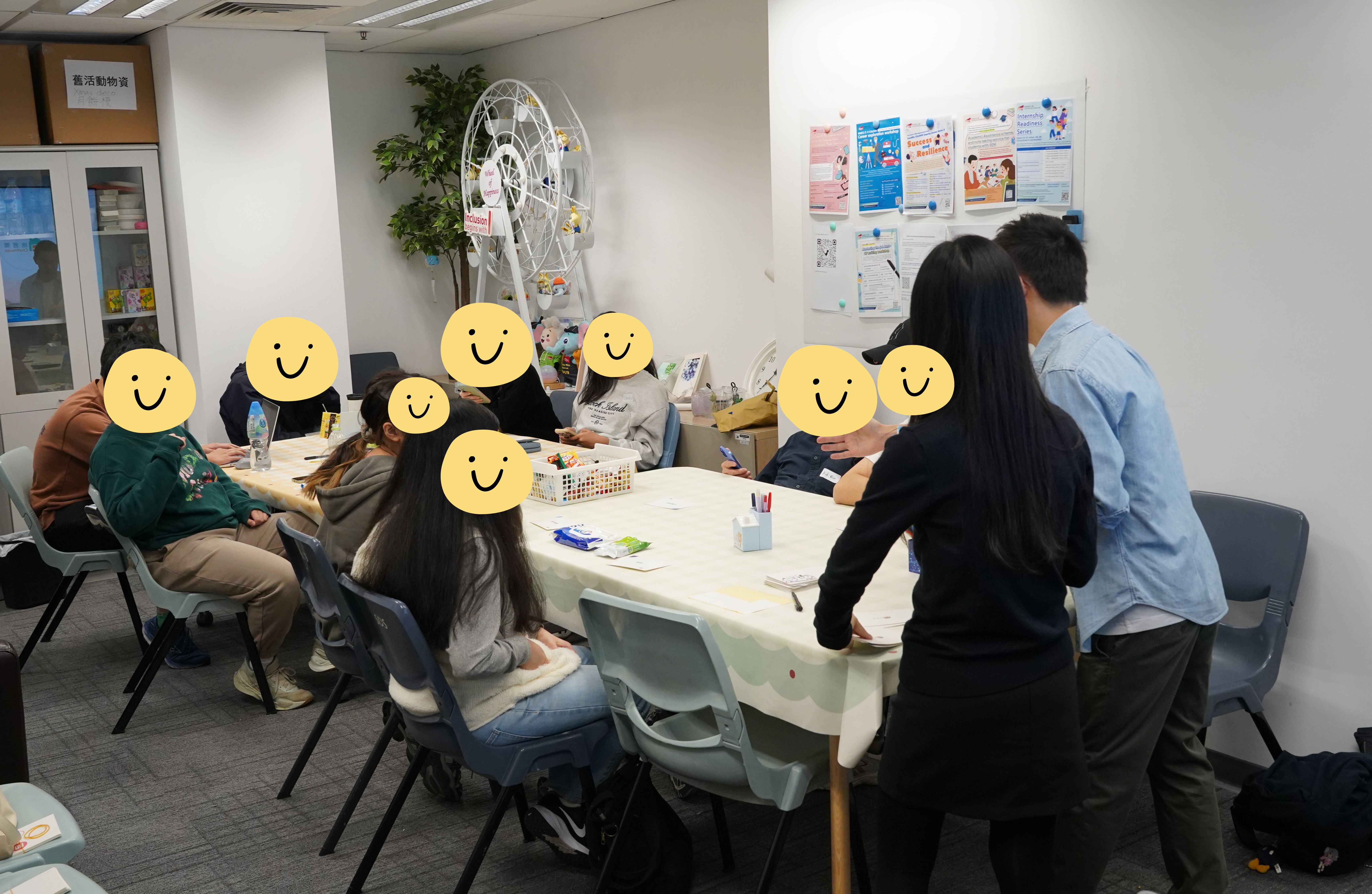 The instructors were introducing themselves to the participants. 導師們正在向參加者自我介紹。