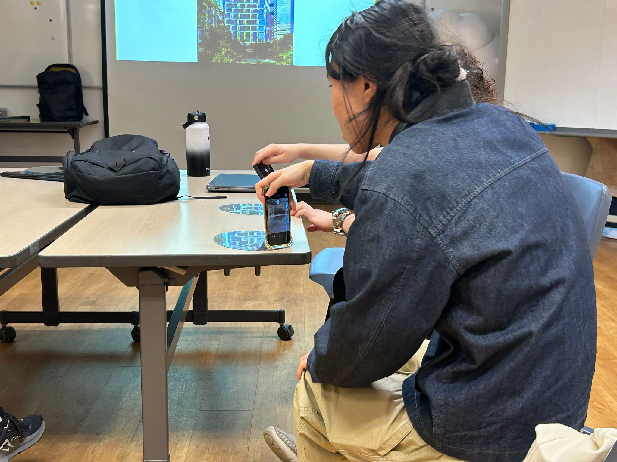 The students were learning to take photos of objects’ reflections using a mirror. 學生們正在學習如何利用鏡子拍攝物體的倒影。