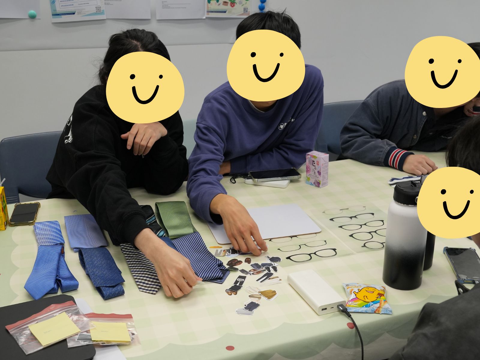 The students were learning mix and match in different styles. 學生們正在學習不同的穿衣風格。