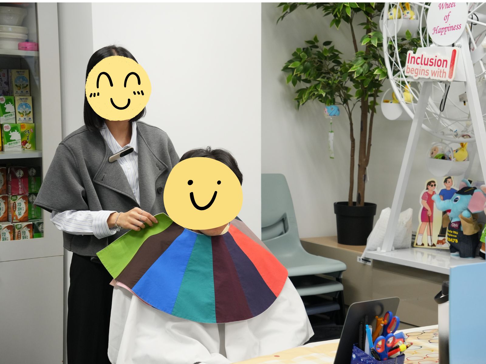 The trainer was observing which colour palette was most suitable for the student. 導師正在觀察哪種配色最適合學生。