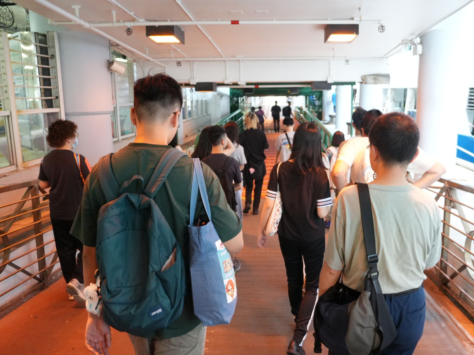 Students were taking ferry to Cheung Chau together. 學生們一起搭渡輪去長洲。