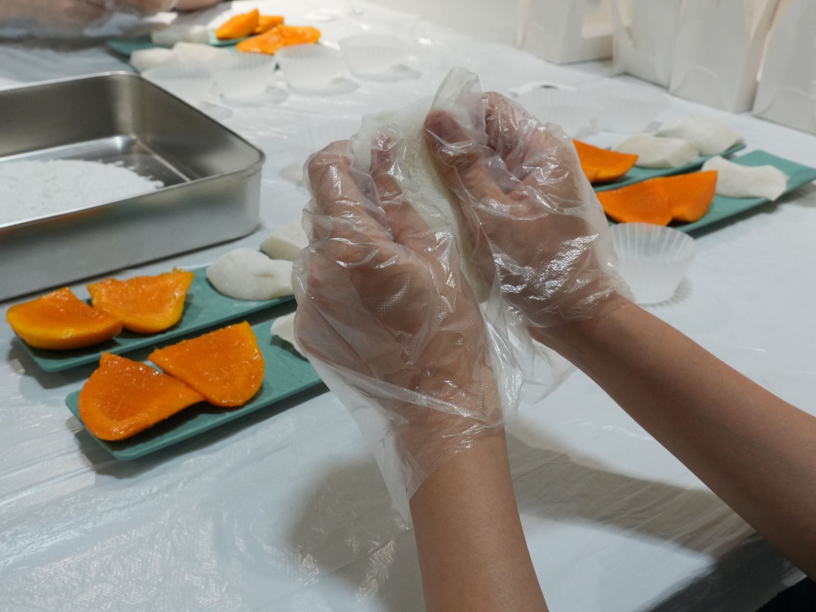 Students were making the Mango Glutinous Rice Ball. 學生們正在製作芒果糯米糍。