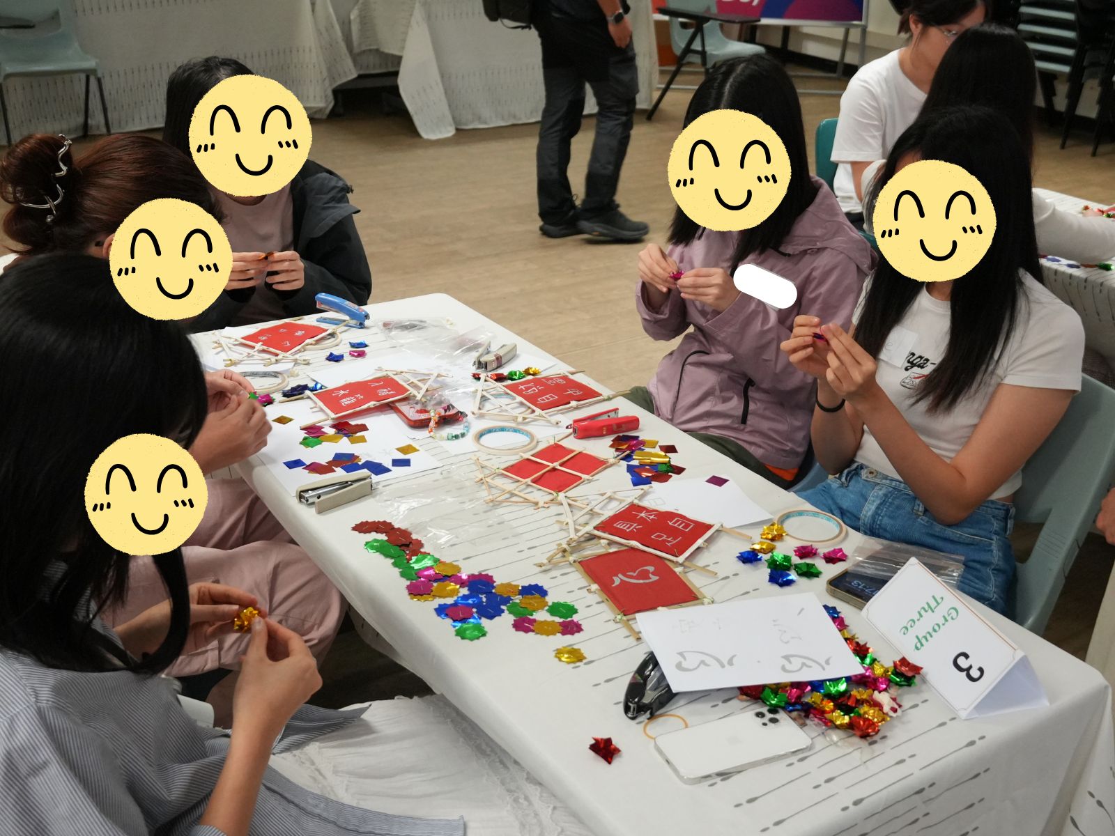 The participants were folding colored paper to make flowers.參與者正在折疊彩色紙製作花朵。