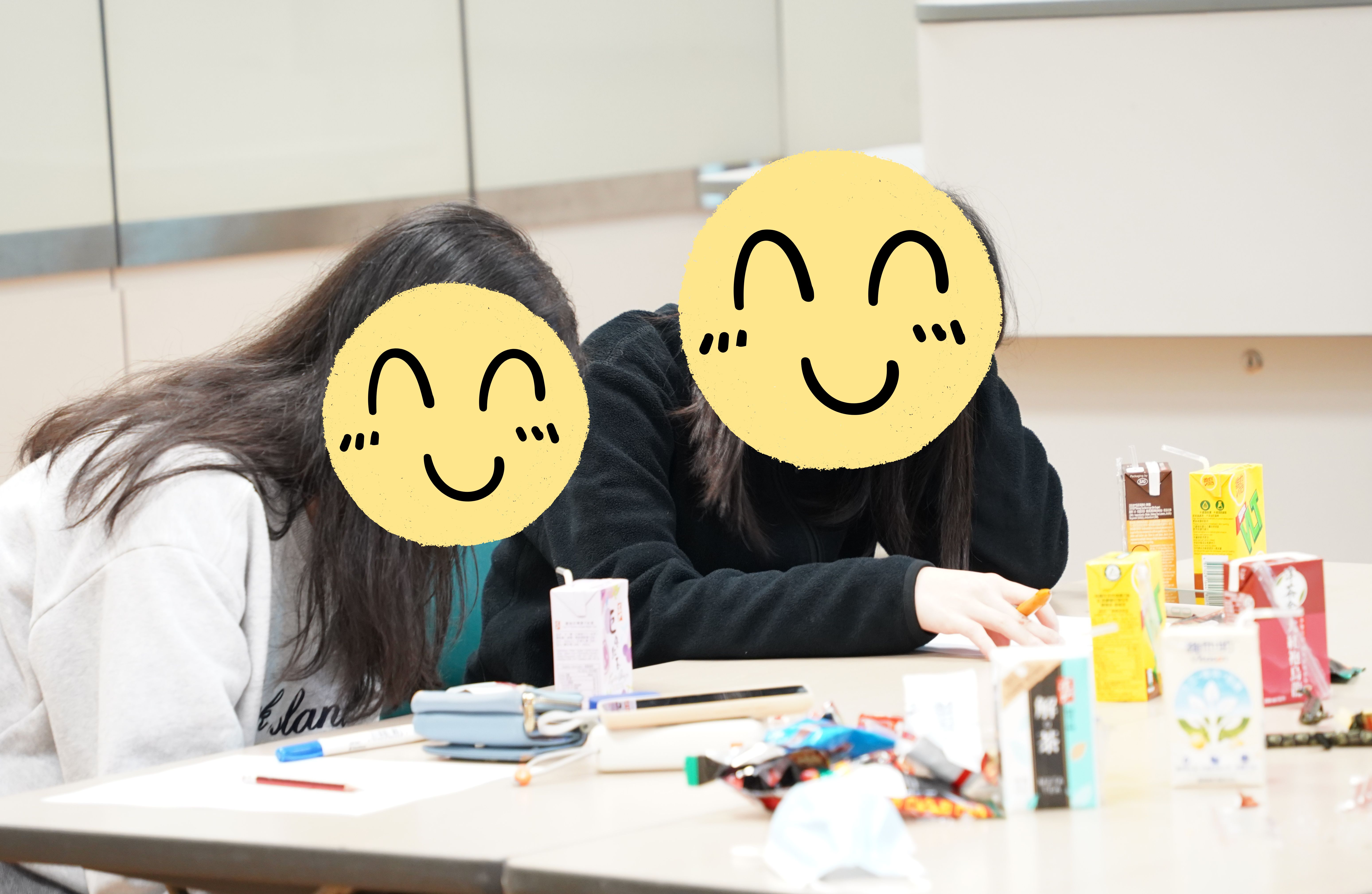 Students were engaged in group discussion.  學生們正在進行小組討論。