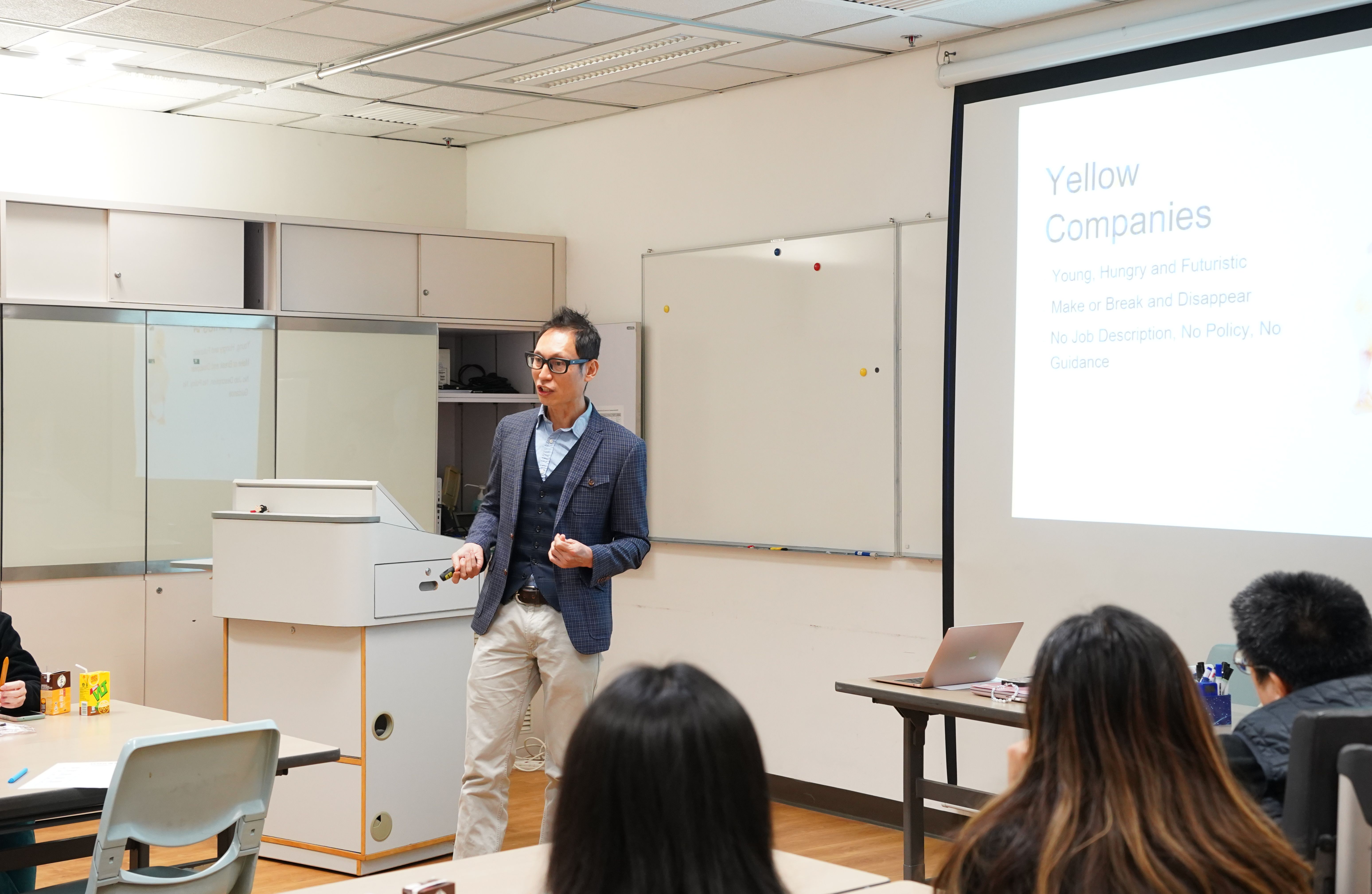 The guest speaker, who is a HR professional, was sharing his insights to the participants.演講嘉賓是一位人力資源專家，他向參加者分享了自己的見解。